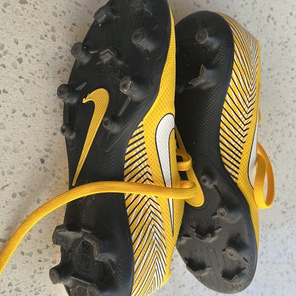 Boy’s Nike soccer shoes. - Picture 8 of 8